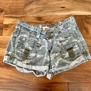 Levi’s Camo Shorts Mini Pockets Army Green Brass